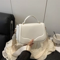 Borsa a tracolla bianca minimalista in pelle PU con patta ondulata e tracolla larga - Bianco