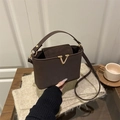Donkerbruine crossbodytas met suède stiksel en gouden V-vormige gesp voor dames - Bruin