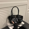 Modische schwarze Lackleder-Beuteltasche mit Falten-Design und goldener Metallschnalle - Schwarz