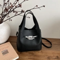 Sac seau élégant en cuir litchi noir avec boucle en argent et bandoulière amovible - Noir
