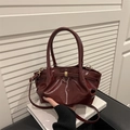 Glänzende weinrote Leder-Eimertasche mit Falten-Design und Rundgriffen - Rot