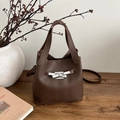 Sac seau élégant en cuir marron foncé avec fermoir argenté et texture grainée - Marron