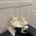 Elegante cremeweiße Beuteltasche aus glänzendem Lackleder mit plissiertem Design - Weiß