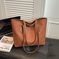 Bolso tote marrón retro grande con textura acolchada y correas largas para uso diario moderno - Marrón