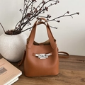 Sac seau en cuir grainé marron caramel avec fermoir rotatif argenté et bandoulière réglable - Marron