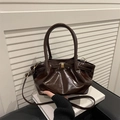 Sac seau en cuir verni brillant café foncé avec design plissé nuage et bandoulière - Marron