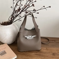 Sac seau gris éléphant en cuir grainé avec boucle argentée et fine bandoulière - Gris