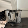 Bolso tote plateado metalizado con asas de cuero negro para un estilo moderno - Plateado