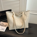 Grand sac cabas crème avec texture géométrique et fines bretelles de transport - Kaki