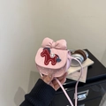 Roze gewatteerde crossbodytas voor meisjes met grote strik en rode paardenborduring - Roze