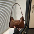 Elegante bolso baguette marrón de cuero PU con solapa frontal y texto de diseño de moda - Marrón