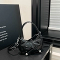 Bolso de media luna en charol negro con lazo y colgante de esfera metálica plateada - Negro