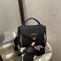 Zwarte crossbodytas met FASHION stoffen band en metalen gesp in minimal-stijl - Zwart