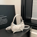 Elegante bolso de media luna blanco con lazo y correa de hombro ajustable - Blanco