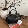 Borsa a mano Boston nera in pelle PU con hardware dorato e ciondolo a pompon bianco - Con Ciondolo / Nero