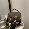 Donkerbruine crossbodytas van leer en stof met brede riem en zilveren gesp detail - Bruin