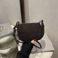 Bolso bandolera retro marrón oscuro de media luna con correa anudada y acabado mate - Marrón