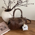 Borsa a mano Boston marrone scuro in ecopelle grana litchi con ciondolo in peluche - Con Ciondolo / Marrone