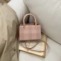 Bolso bandolera de piel PU acolchada en rosa con asas y detalles metálicos dorados - Sin colgante / Rosa