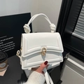 Sac à main en cuir blanc avec poignée nouée, rabat surpiqué et boucle dorée - Blanc