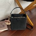 Matte schwarze Beuteltasche mit Plüschbären-Anhänger und abnehmbarem Schultergurt-Zubehör - Mit Anhänger / Schwarz