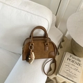 Vintage bruine leren Boston handtas met sierstiksel en een decoratieve kralenhanger - Met Hanger / Bruin