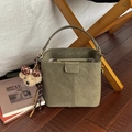 Olivgrüne Eimertasche in Wildlederoptik mit niedlichem Plüschbären-Anhänger-Detail - Mit Anhänger / Grün