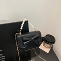 Elegante zwarte mini tas met grote strik, parelhandvat en gouden metalen ketting - Zwart
