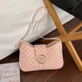 Bolso de hombro rosa vintage con estampado de monograma y hebilla M dorada en madera - Rosa