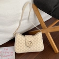 Bolso de hombro beige con monograma M y hebilla de logotipo dorada circular - Blanco