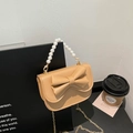 Beige mini crossbodytas met strik, parelhandvat en een gouden kettingriem - Bruin