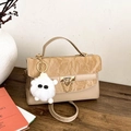 Sac bandoulière beige élégant avec texture plissée, fermoir doré et charme mouton - Avec Pendentif / Kaki