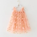 Détail de la robe en tulle rose avec broderie florale 3D et bretelles à volants - 90cm / Fleur Rose Lotus