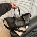 Bolso tote negro minimalista en cuero sintético mate con detalles plisados y tiras - Negro