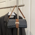 Retro-Tasche mit graublauem geometrischem Muster, braunem Lederriemen und Gold-Schnalle - Stil 1 Schwarz