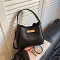 Schicke schwarze Bucket Bag mit Litschimuster, Goldverschluss und verstellbarem Riemen - Schwarz