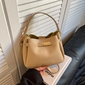 Vintage Beigefarbene Beuteltasche mit Litschi-Muster, goldenem Drehverschluss und Riemen - Khaki
