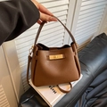 Braune Beuteltasche aus Leder mit Litschimuster, Goldverschluss und Handgriff - Braun