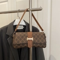 Borsa sottobraccio vintage marrone con monogramma, fibbia dorata e tracolla in pelle - Caffè (Stile 2)