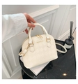 Schicke gesteppte Muscheltasche in Creme-Weiß mit goldenen Beschlägen und Griffen - Weiß