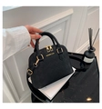 Klassische schwarze gesteppte Muschel-Handtasche mit goldenen Details und Griff - Schwarz