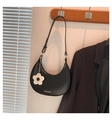 Detalle del bolso de hombro creciente de cuero negro con colgante de flor blanca en gancho - Negro