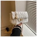 Bolso bandolera blanco acolchado con costuras en V y cadena dorada ajustable - Blanco