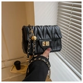 Bolso bandolera negro acolchado con cadena y detalle de dije de esfera dorada - Negro
