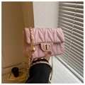 Bolso bandolera rosa acolchado con cadena dorada y detalle de bola metálica - Rosa