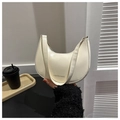 Elegante bolso de axila de media luna en color blanco crema con acabado brillante - Blanco