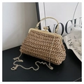 Dettaglio borsa intrecciata con chiusura a sfera dorata e manico metallico ornamentale - Cachi