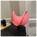 Bolso medialuna rosa de cuero liso con la inscripción Fashion & Bag en el frontal - Rosa