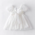 Détail de robe de princesse en tulle blanc avec manches bouffantes et grand nœud décor - XS / Blanc
