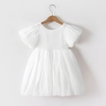 Details von weißen Puffärmeln und strukturiertem Stoff an einem Mädchen Prinzessinnenkleid - Weiß / 90cm